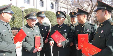 解放军首批士官长上岗 平均工资7000元以上