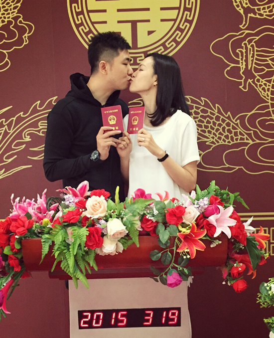 李艾领证结婚变人妻 晒甜蜜吻照秀幸福