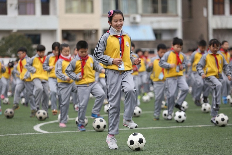 足球老师任务重堪比语数外 每周上30个课时