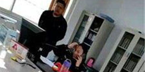 豫闻:濮阳女民警上班吃零食骂百姓引众怒