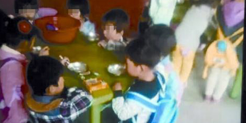 幼儿跪着吃饭到底为哪般？