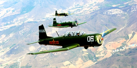 海军两名飞行员驾机遇险牺牲