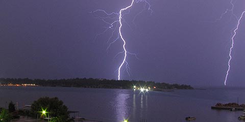 冀头条:小伙雨天吹头发遭雷击身亡