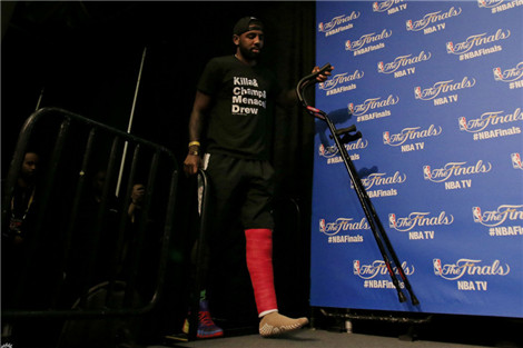 欧文术后首次拄拐亮相