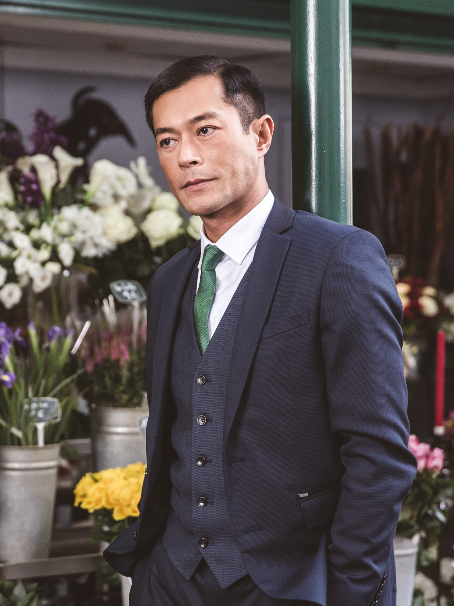 巴黎假期style# 晒出优雅度假look,亲临《巴黎假期》首映会,与古天乐