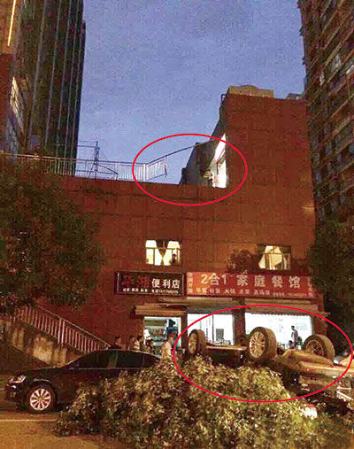 女子驾车飞下10米停车坪 车内2人受伤