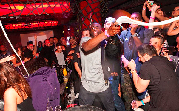 高清-勇士众将夜店豪放庆祝