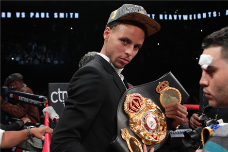 库里戴总冠军帽现身拳击赛场