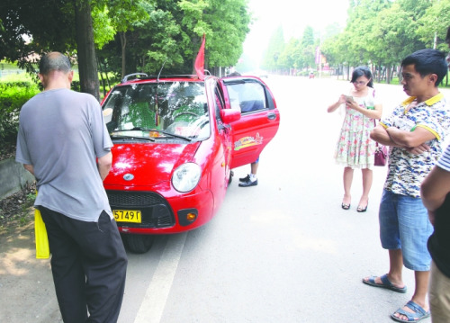 68岁骑游老人撞死环卫工逃逸，同伴均未救人。