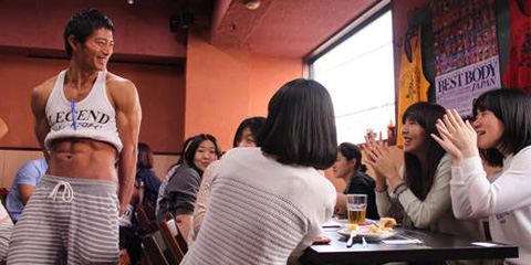 日本服务业用帅哥吸引女顾客