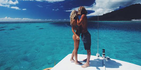 90后情侣秀恩爱新法:环游世界