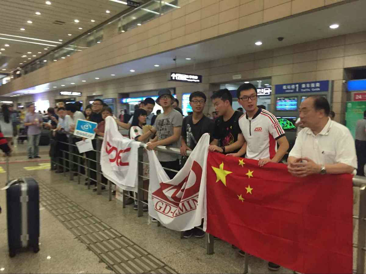 lgd cdec一行人员抵达上海 粉丝机场接机