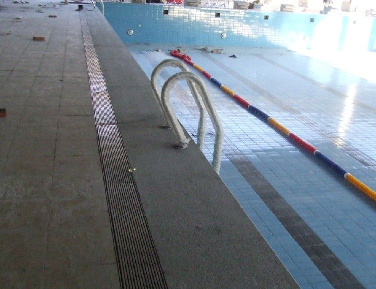 山庄游泳池排水 达州8岁小女孩险被"吸走"