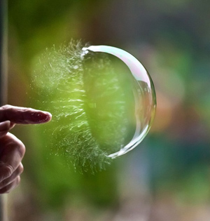 科学与美共存:肥皂泡戳破瞬间