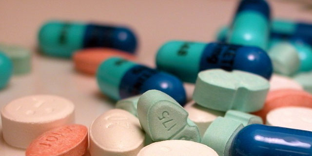 孩将药当糖吞半瓶怎不误服药？