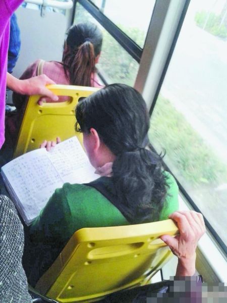 女老师公交上改作业 网友赞中国好老师