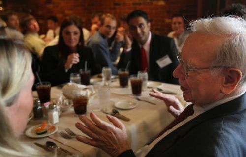 中国人为啥爱竞拍巴菲特午餐？