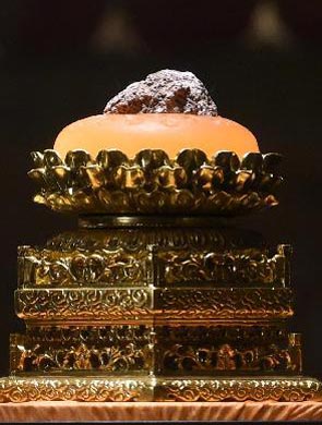 释迦牟尼佛顶骨舍利供奉大典举行