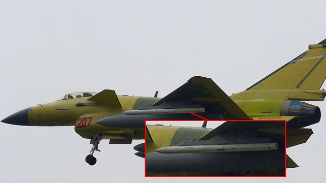 歼10b型战机挂载无弹翼新型导弹试飞