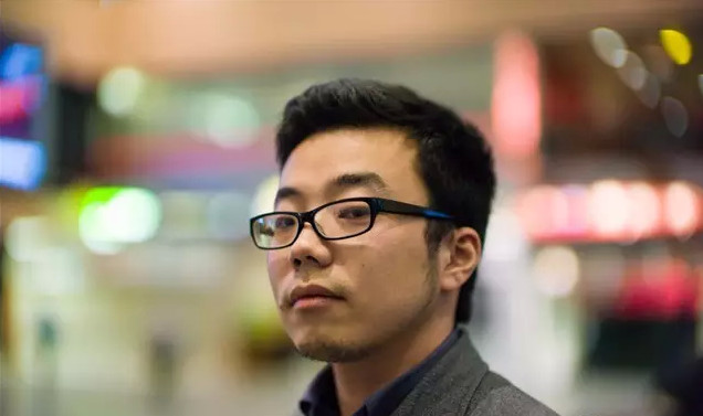 很多人因为其爱卖萌而误认为"事儿君"是女生,而张芃本人很少露面,也