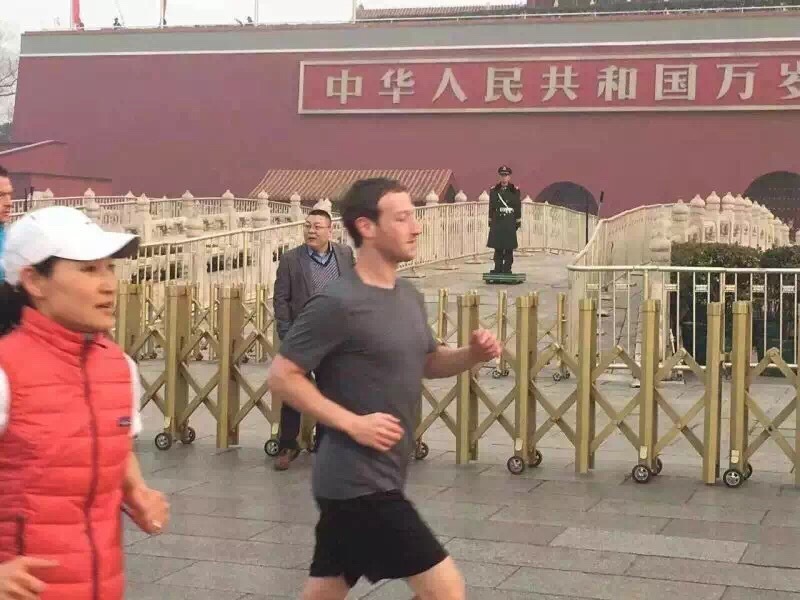 Facebook CEO马克·扎克伯格在Facebook上晒出了自己在天安门前跑步的照片