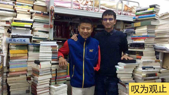 学霸宿舍放5千册书籍