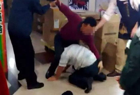 男子摸小女孩屁股被家长暴打