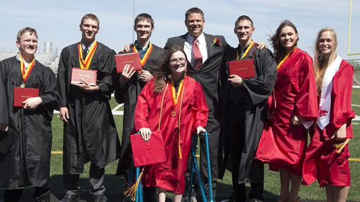 首例七胞胎高中毕业