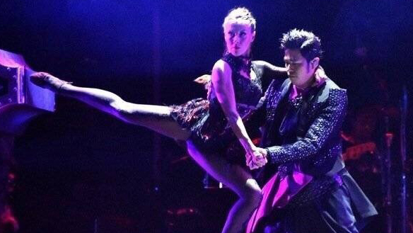 周杰伦与辣妹贴身热舞