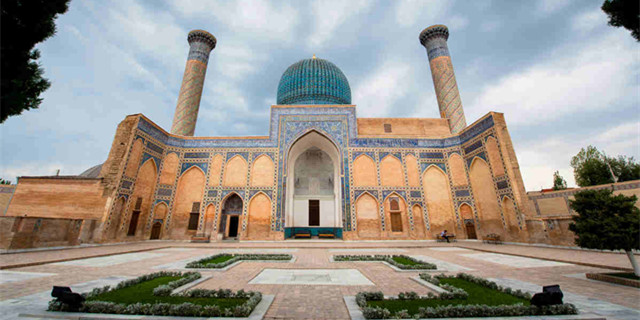 乱世“独裁者”卡里莫夫：守墓人或守护者