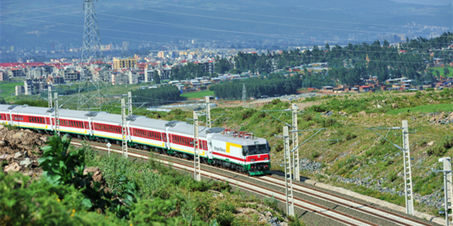 中国人包修包教包会！围观非洲首条电气化铁路