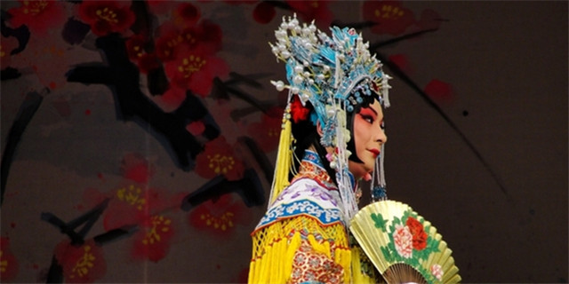 为什么京剧爱用男旦？