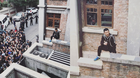 张继科录节目遭粉丝围堵爬墙