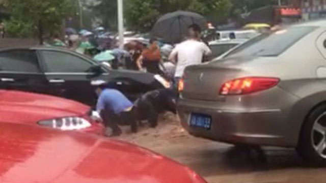 女孩牵老人过马路溺亡