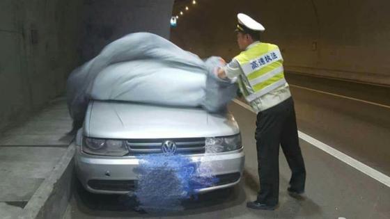 夫妻高速隧道内赤裸车震