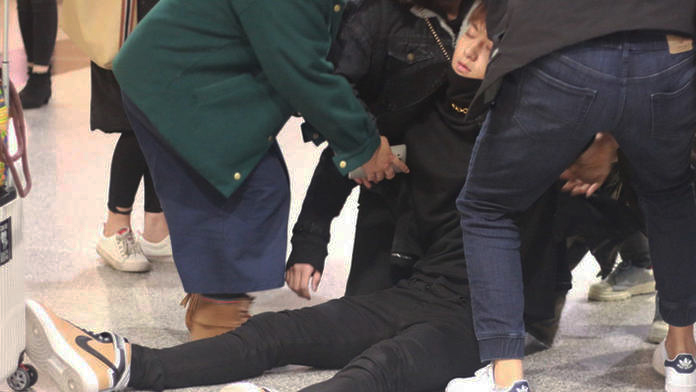 实拍黄子韬机场突然晕倒 全身瘫软不省人事