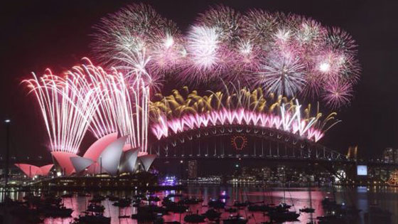 跨年夜的上海外滩:上万警力组成"人墙"