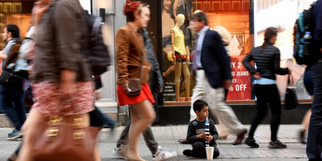 复旦师生呼吁新年陪乞童1分钟