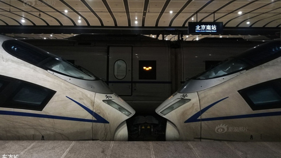 这是一辆穿过雾霾区的高铁