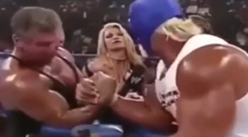 男子与大块头掰手腕 女友脱衣干扰一秒逆袭