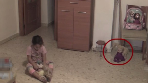 灵异！外国洋娃娃自己摇头摆脑 吓坏网友