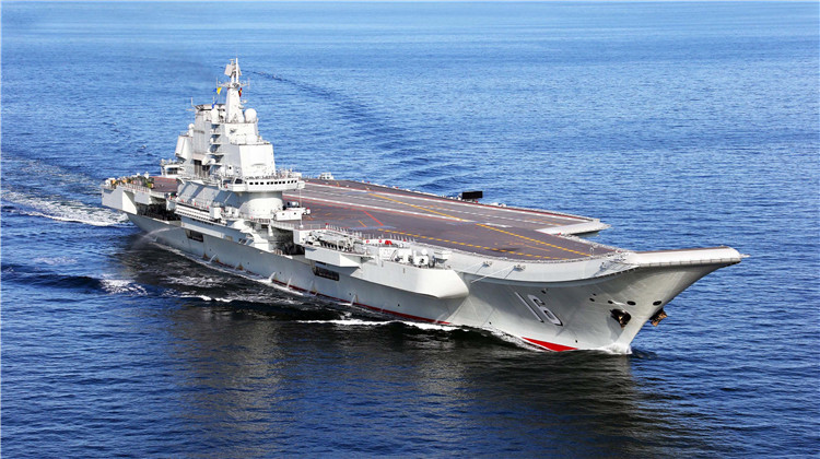 海军辽宁舰编队通过台湾海峡