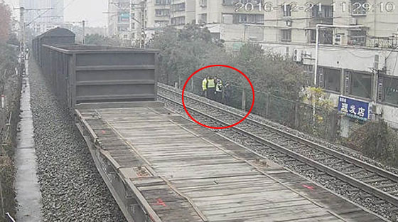 男子与妻子怄气欲卧轨自杀