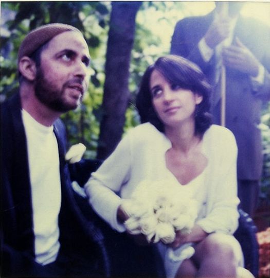 1997年10月7日，他和妻子在婚礼上