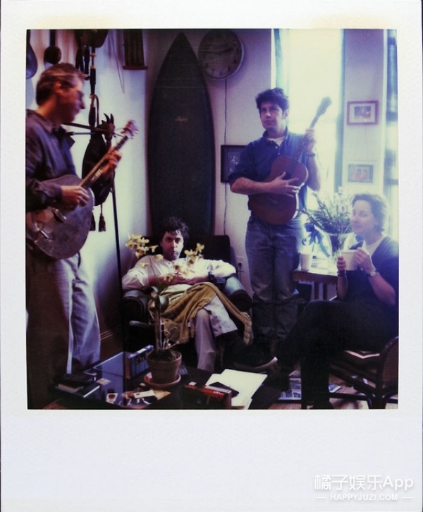 1997年5月8日，他的好朋友来给他表演音乐