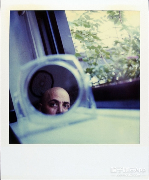 1997年7月29日，药物治疗已经让他失去了头发