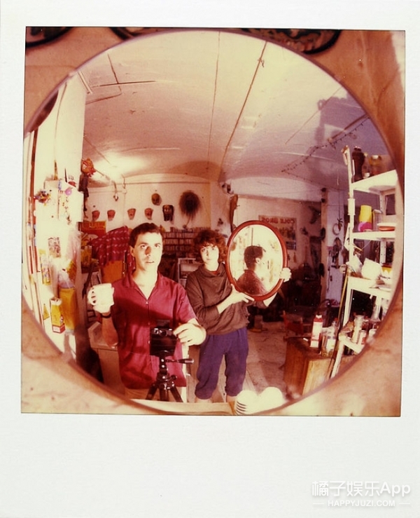 1984年5月5日，很多时候只能借助镜子才能完成拍摄