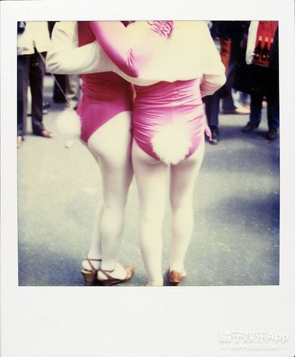 1982年4月11日，路边的粉红女郎