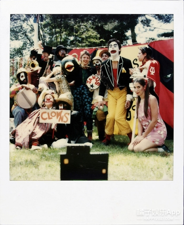 1981年6月13日，他仅仅只是想用照片记录自己的生活，此时他不仅是电影制片人和摄影师，还是某马戏团的小丑表演者。