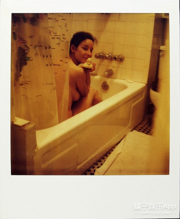 有一些照片看上去异常亲密